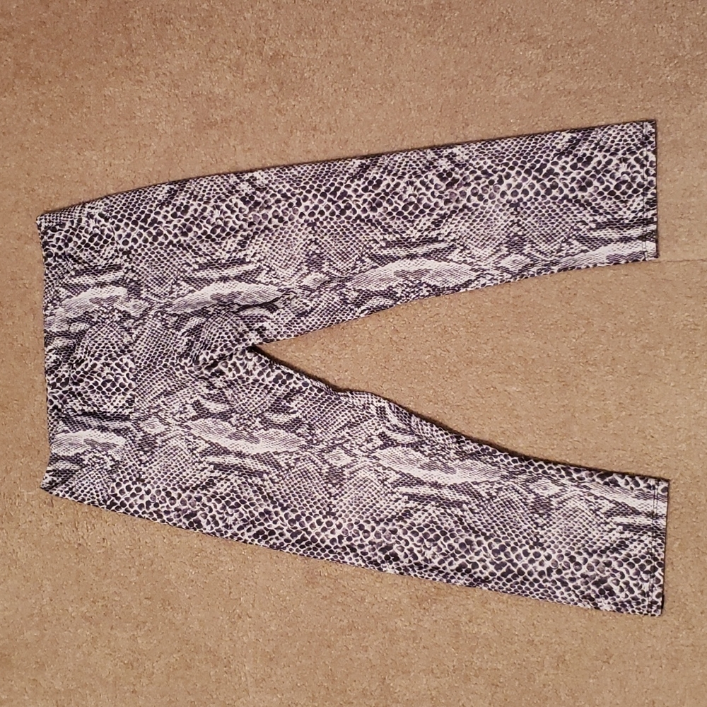 Onzie Women's Yoga Snake Skin Graphic Low Rise Capris